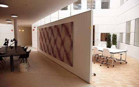 Twister akustikmoduler i filt hos Tryg